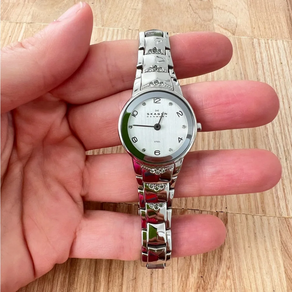 Skagen Denmark steel ladies silver tone dress bracelet watch NEW BATTERY